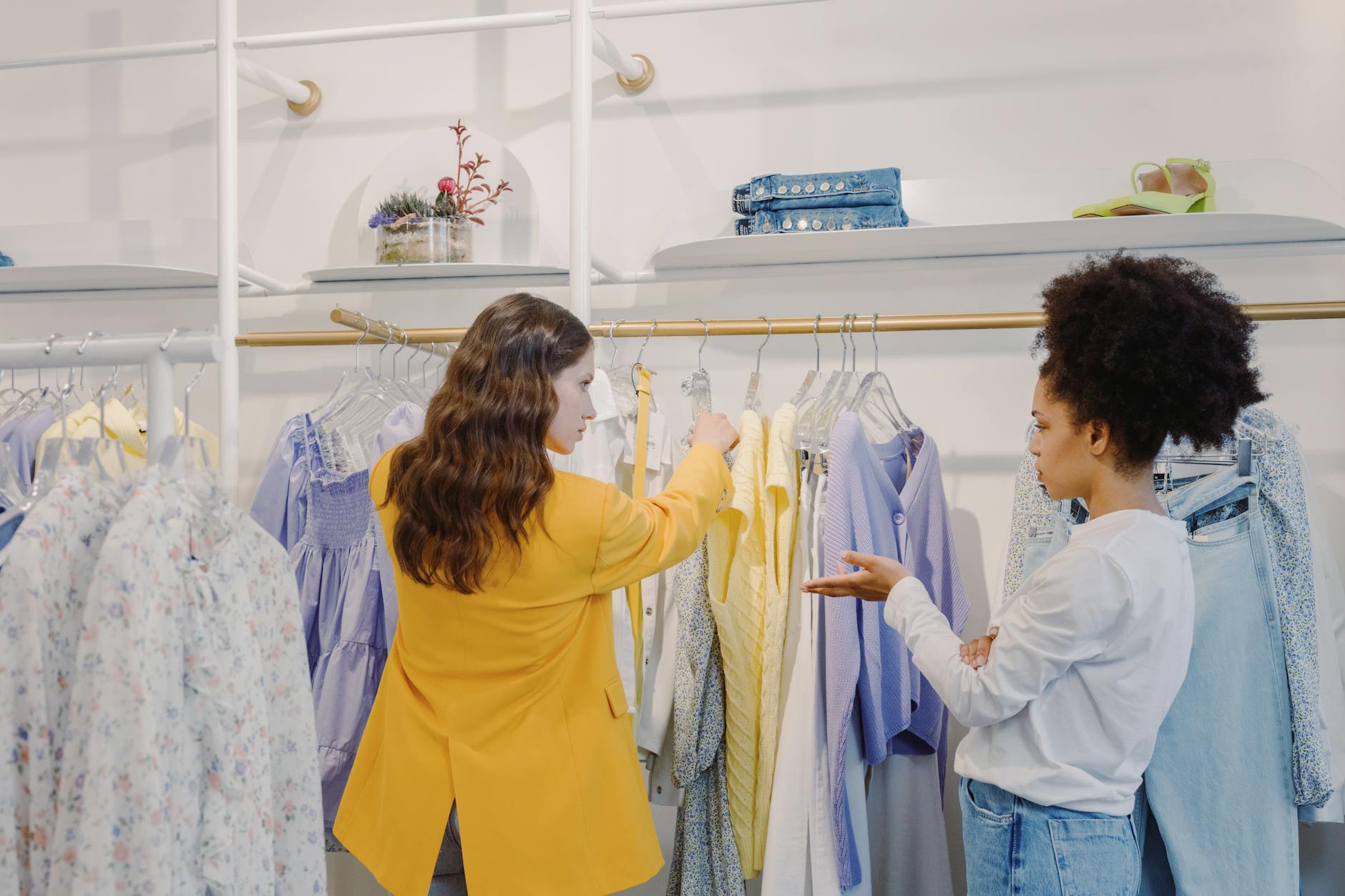 Personnes hésitant en boutique sur un choix de vêtement