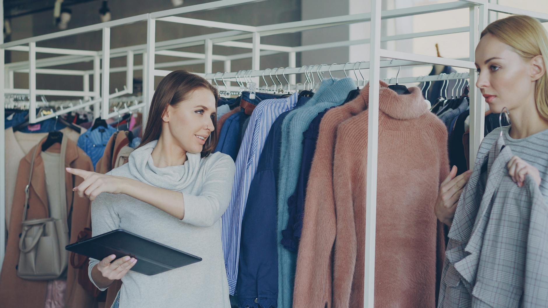 Cliente hésitant face à un choix d'achat