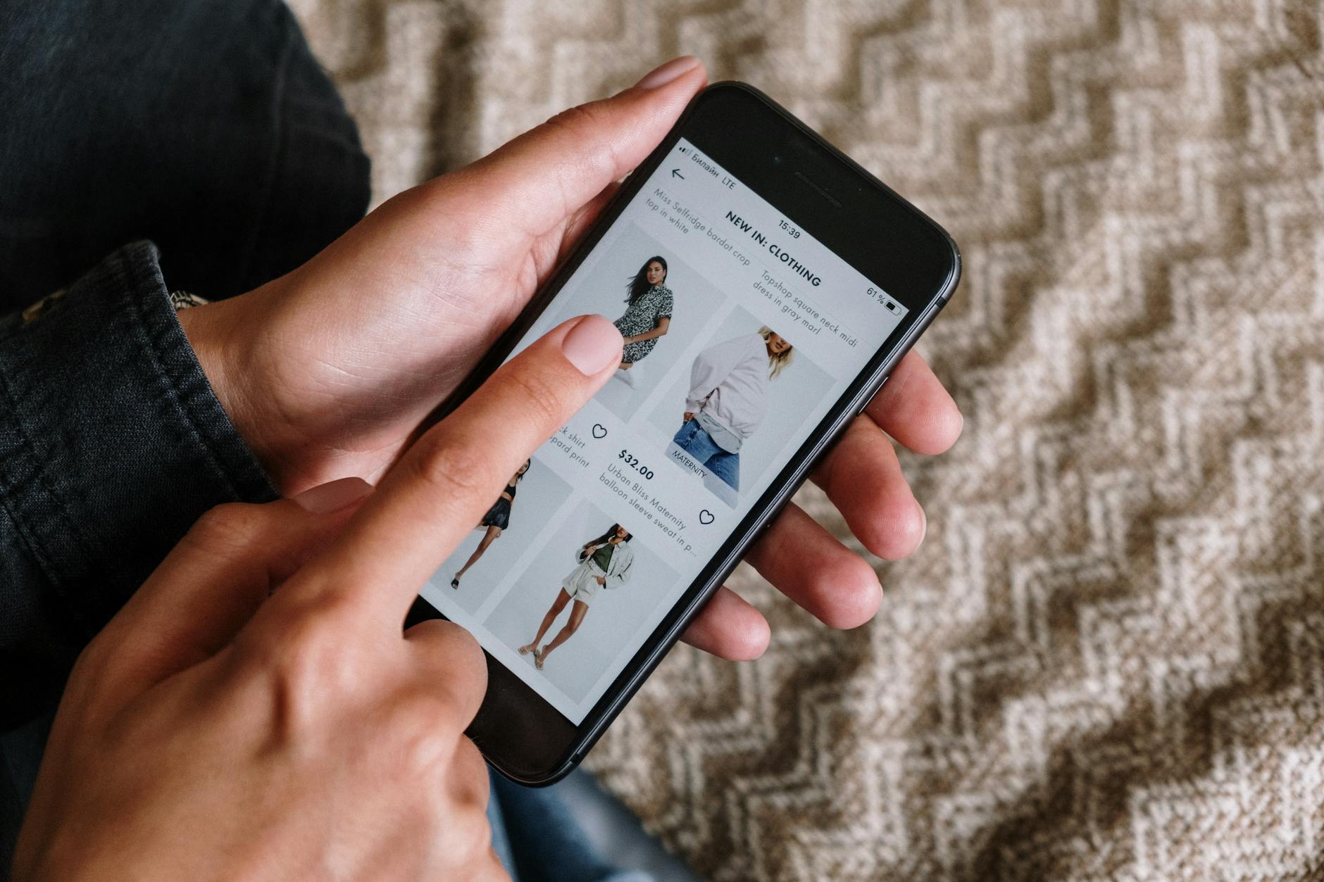 Cliente faisant ses achats sur smartphone
