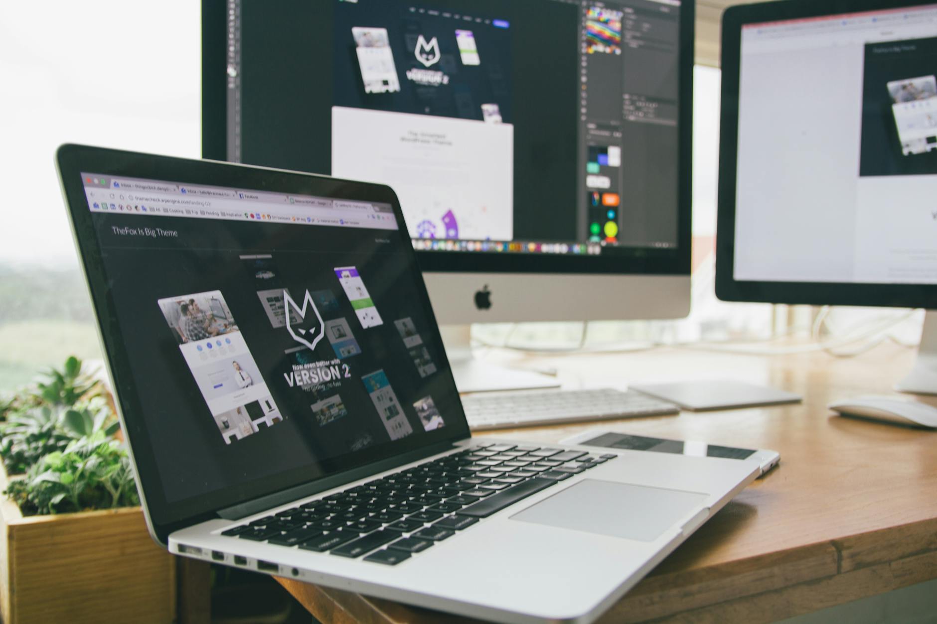 Espace de travail avec ordinateur affichant un site e-commerce