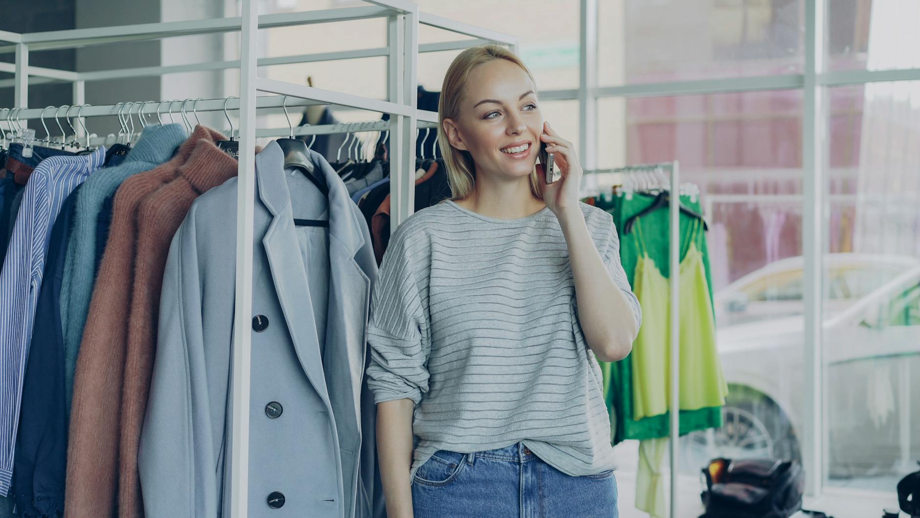 Cliente partageant son expérience d'achat sur son téléphone