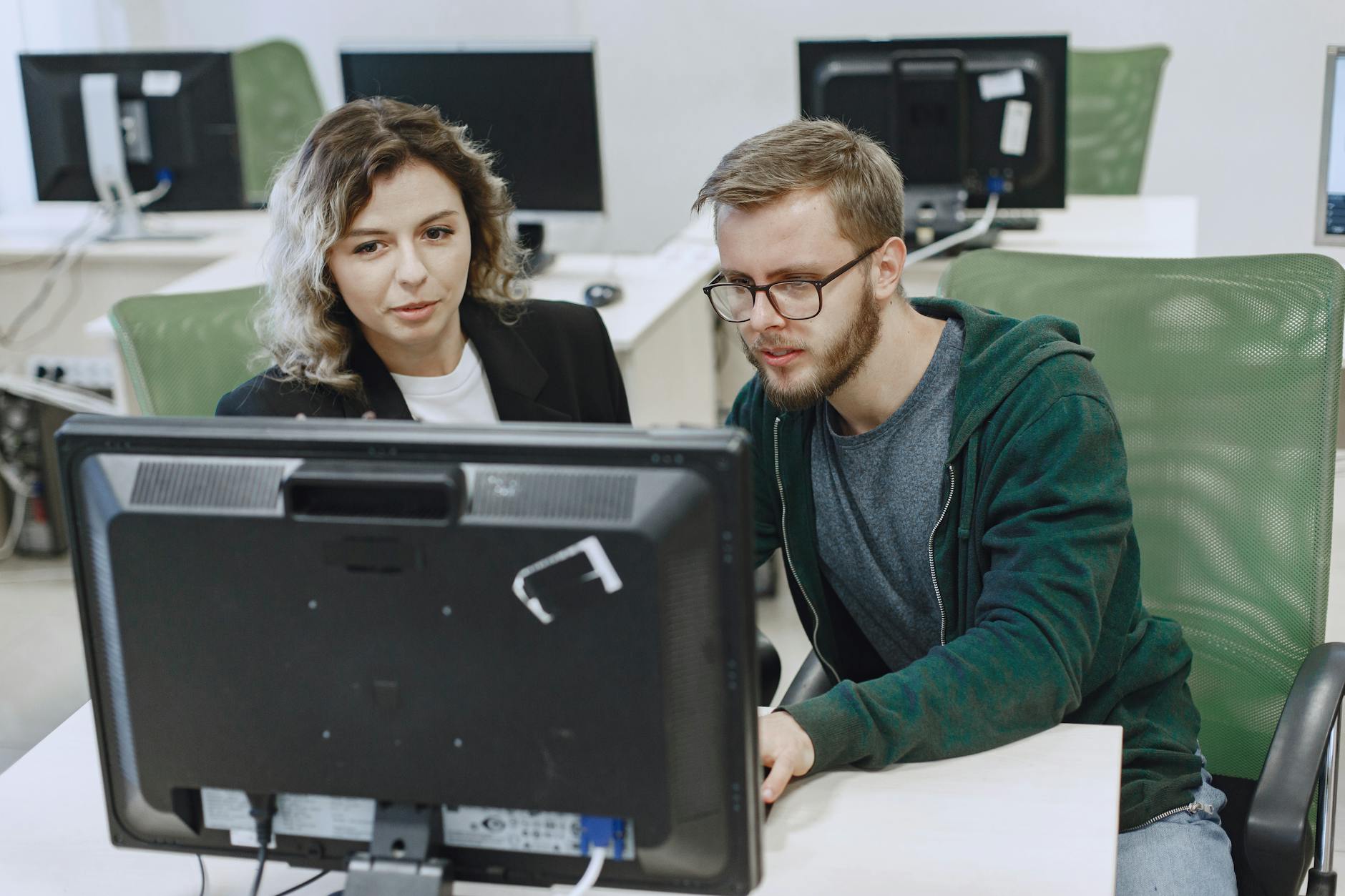 Deux collègues travaillant sur la stratégie marketing