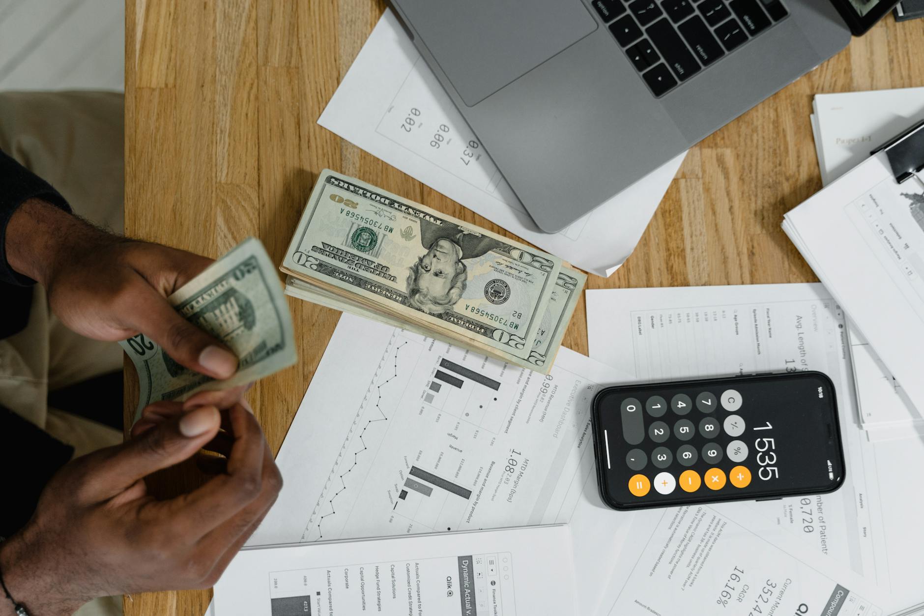 Mains comptant le cash avec calculatrice