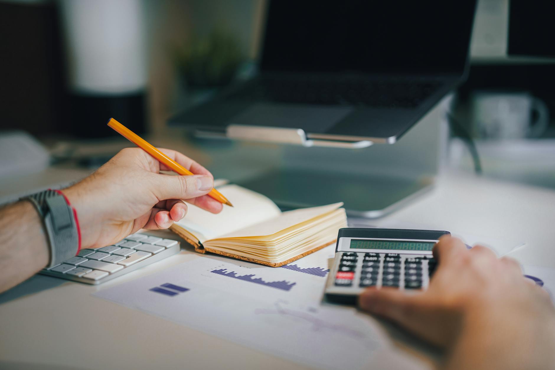 Calcul de rentabilité publicitaire avec calculatrice et ordinateur