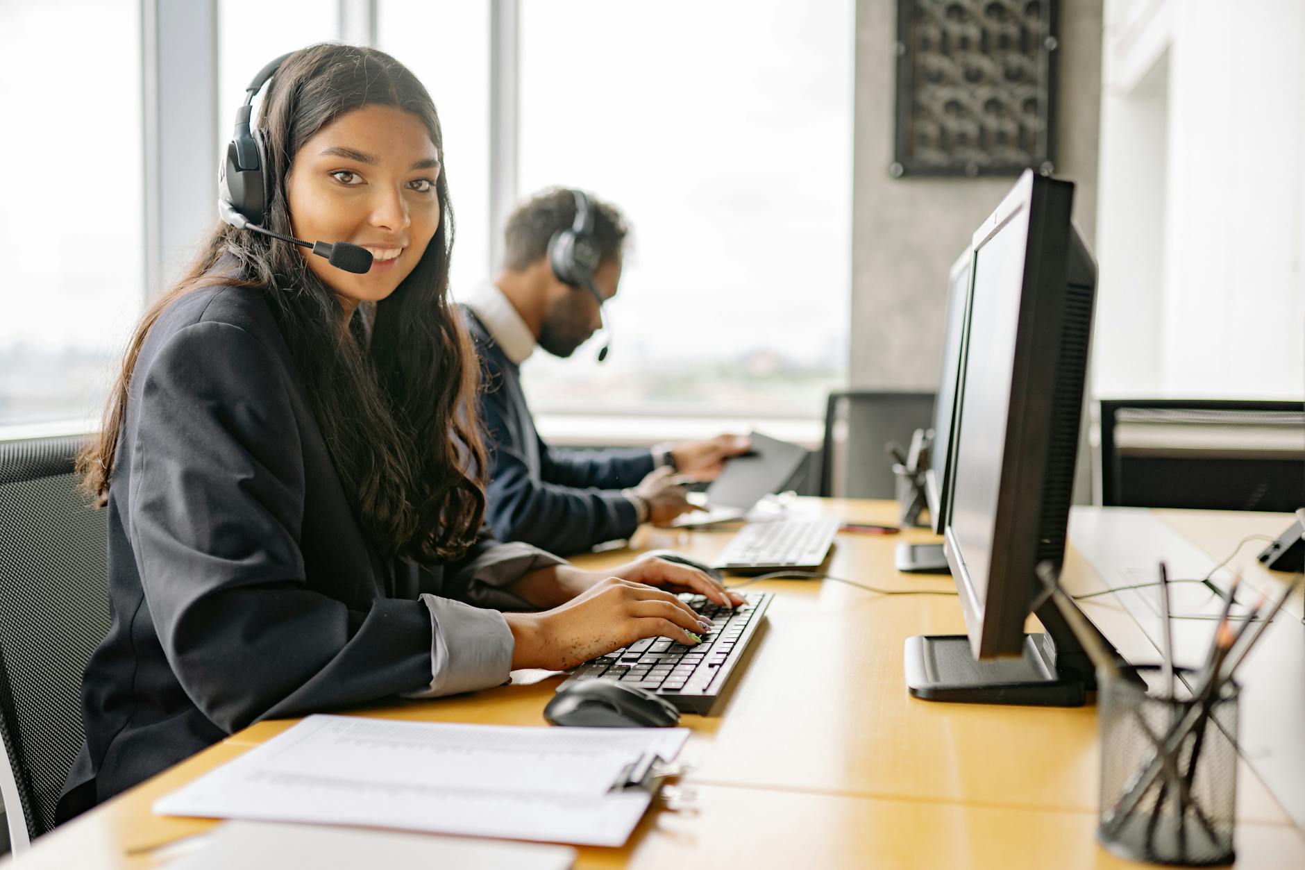 Agent du service client en train d'aider une cliente