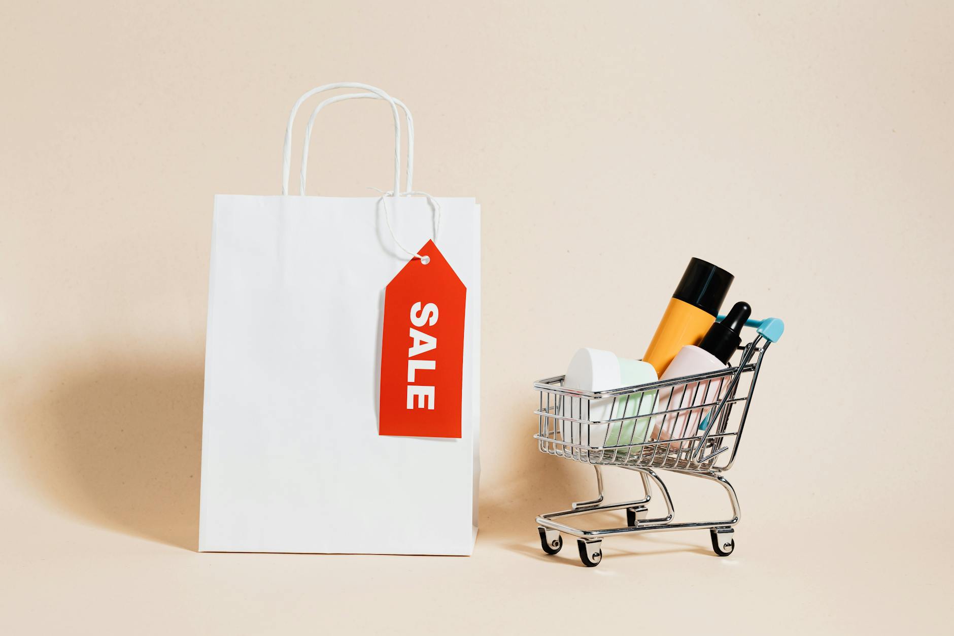 Sac de shopping avec panier rempli de produits
