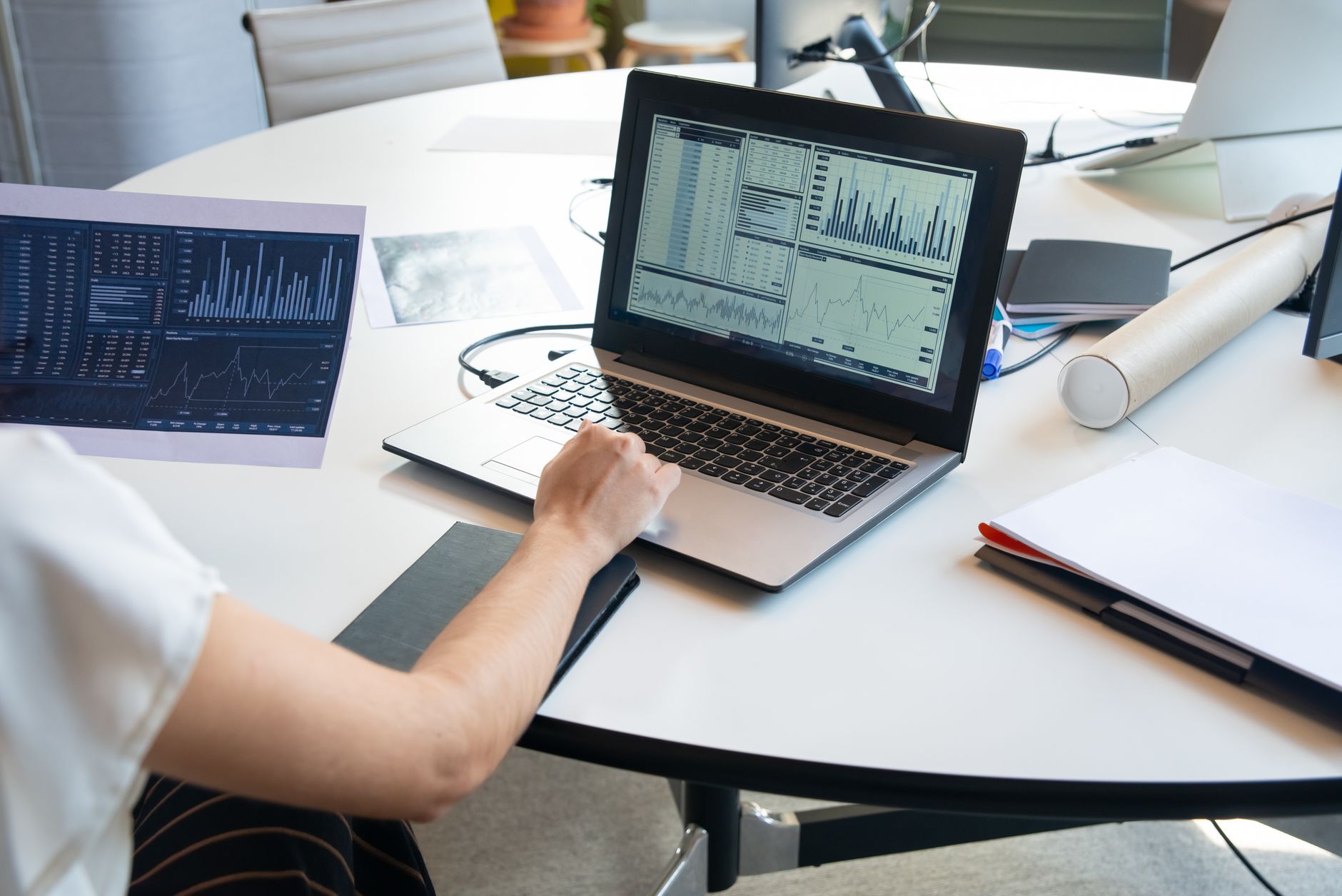 Graphiques imprimés posés à côté d'un ordinateur portable pour analyser des résultats de test