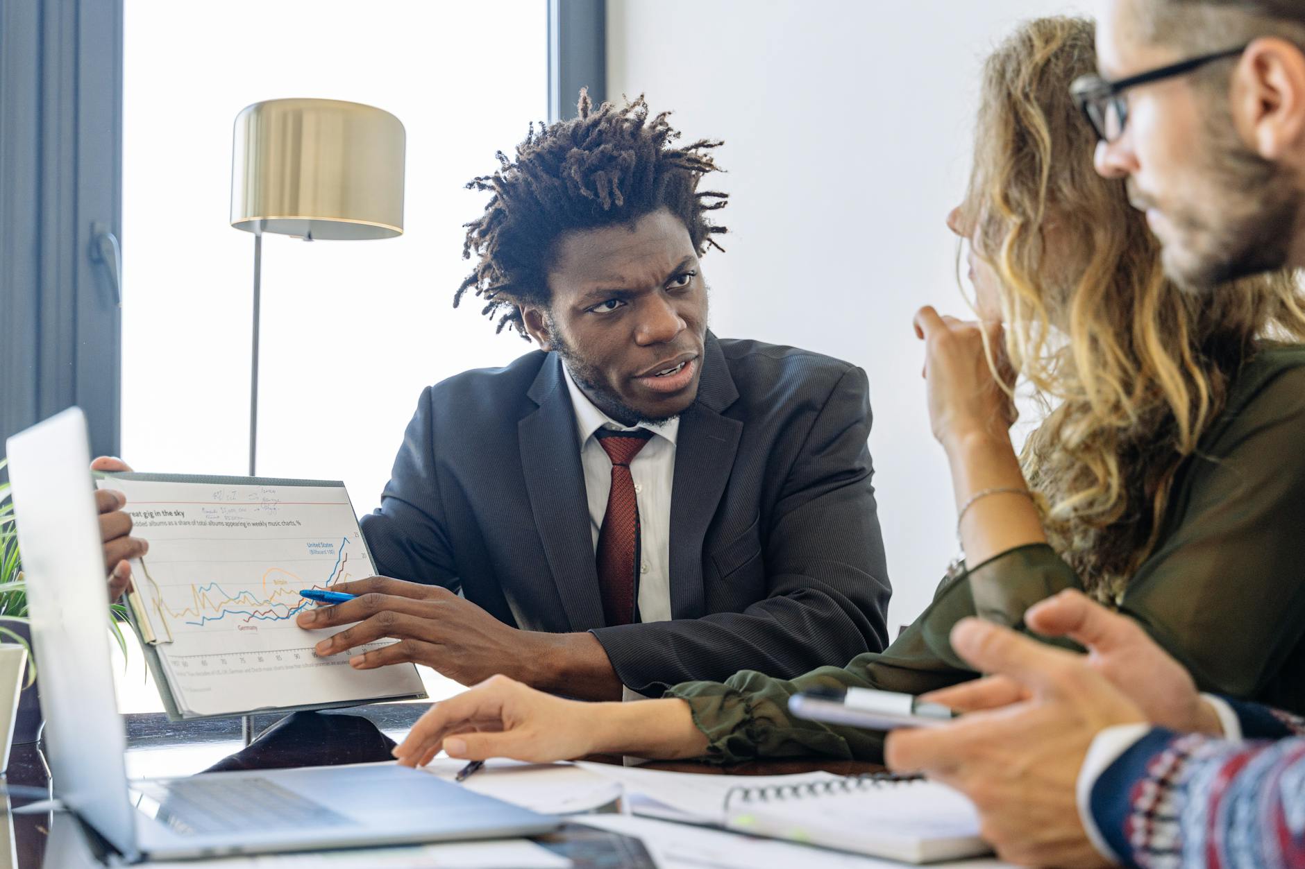 Consultants en réunion analysant une stratégie business