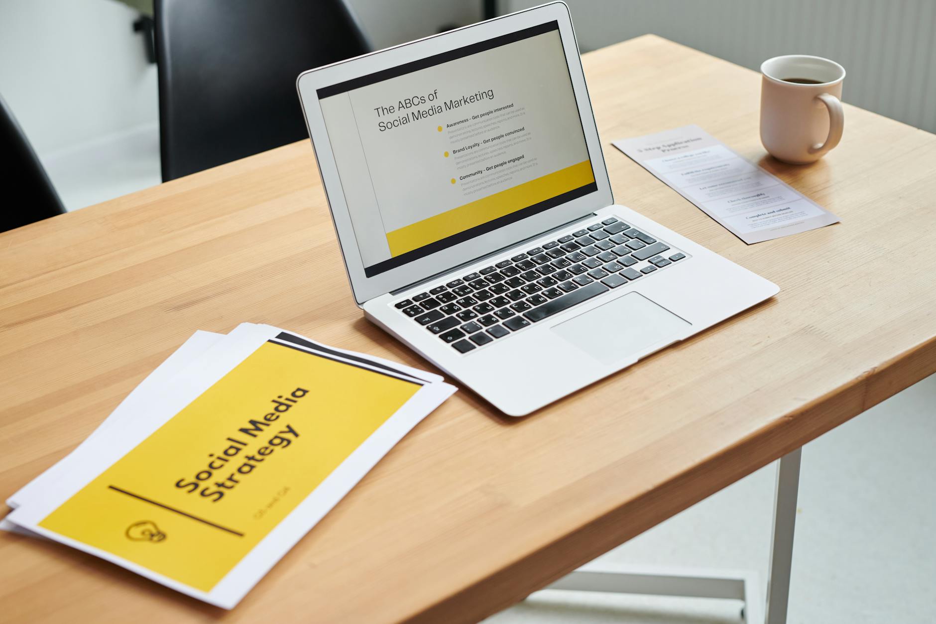 Stratégie marketing analysée sur ordinateur portable