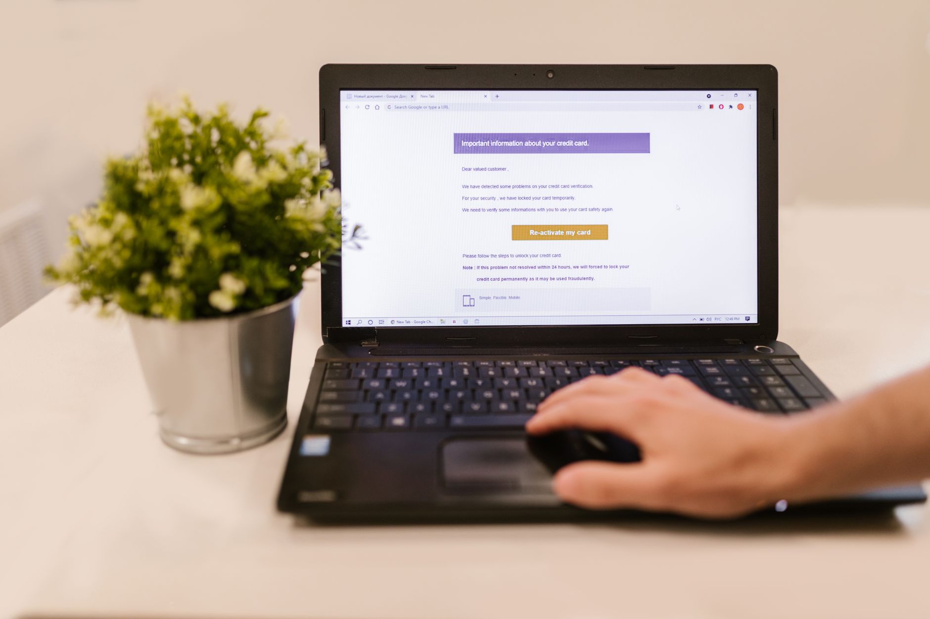 Personne lisant un email sur son ordinateur portable, illustrant la délivrabilité en boîte de réception