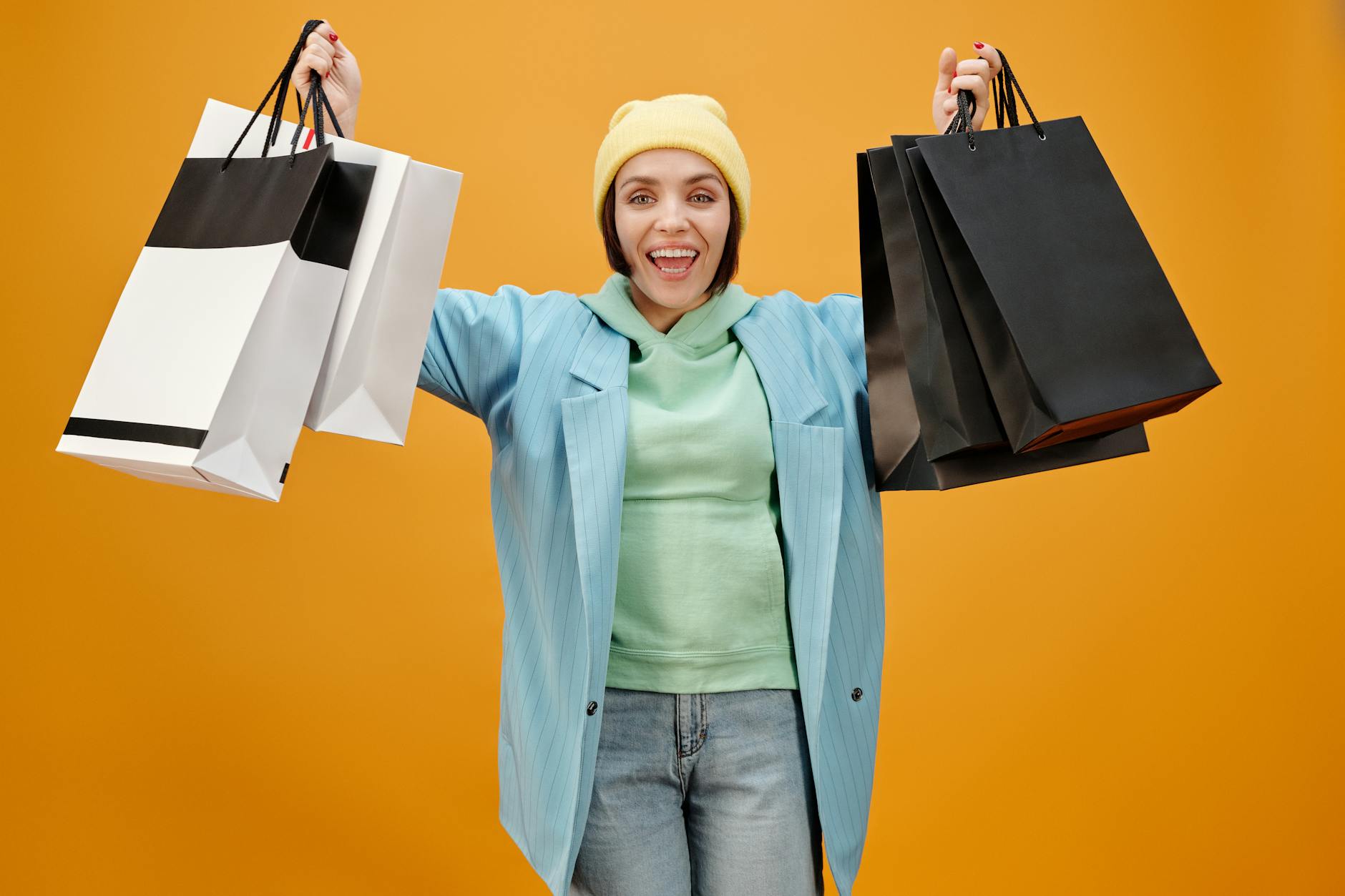 Cliente fidèle satisfaite avec sacs de shopping