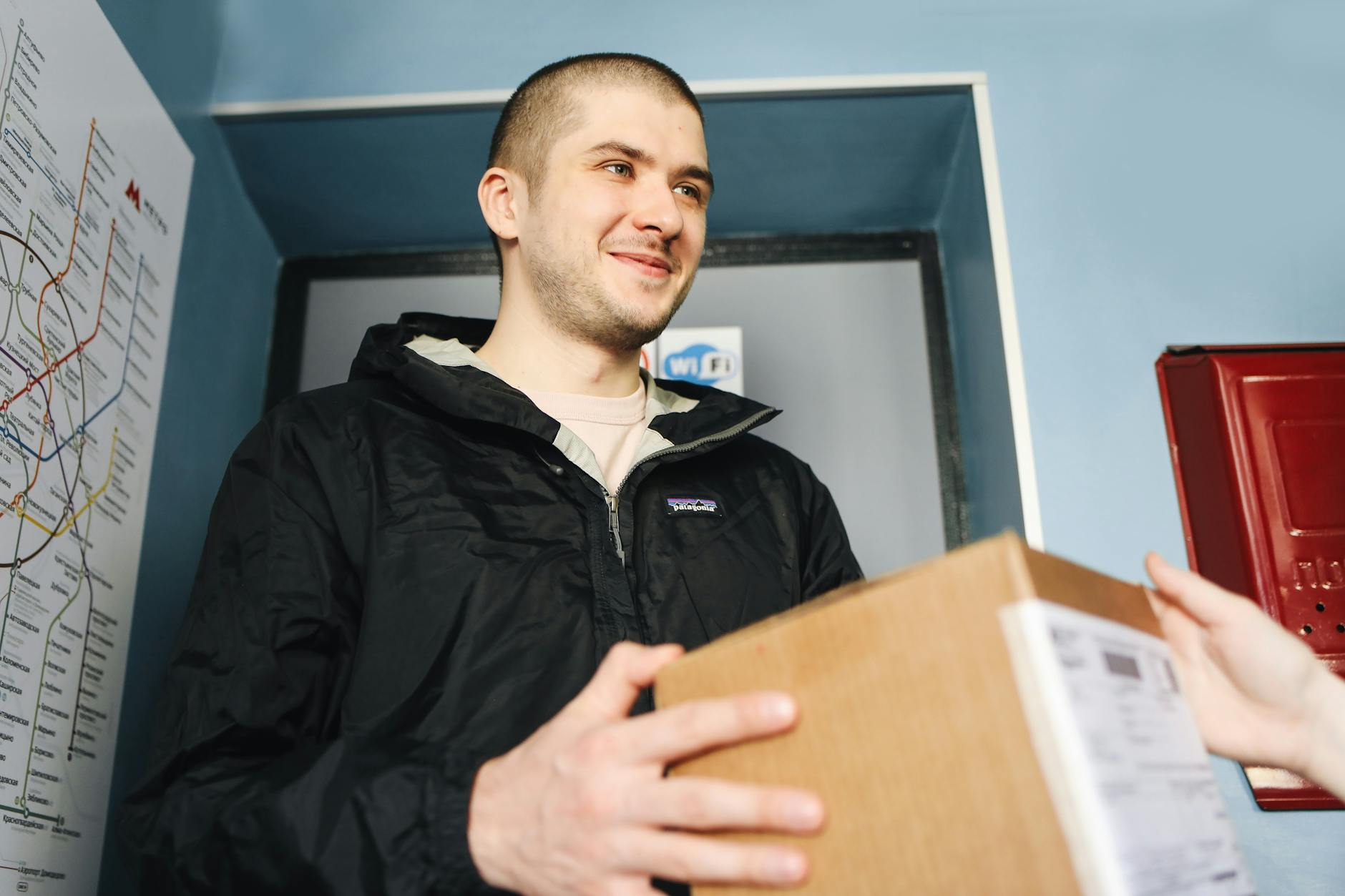 Cliente recevant son colis avec sourire
