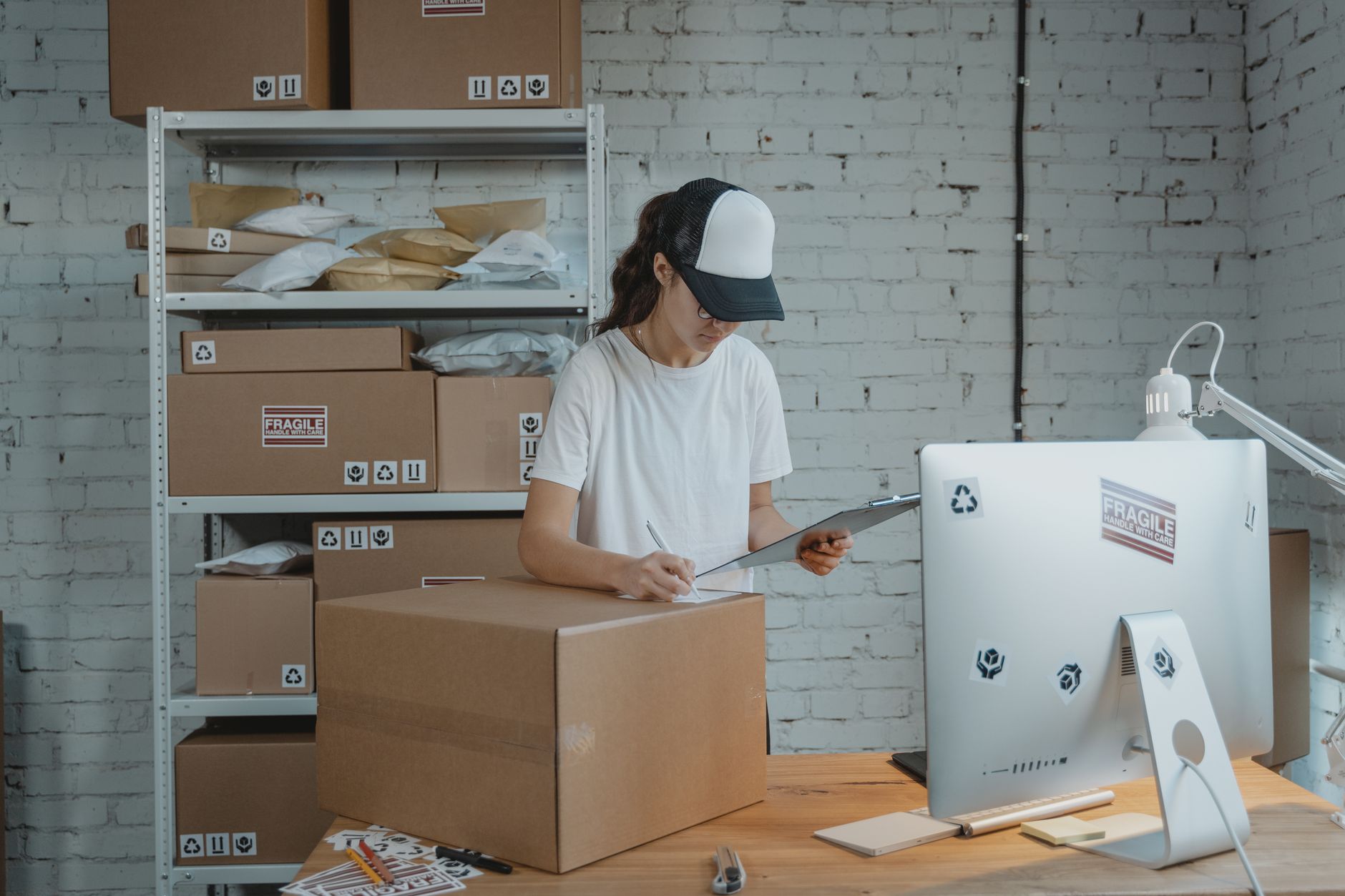 Une femme organise l'expédition et le suivi des commandes de sa petite entreprise en ligne