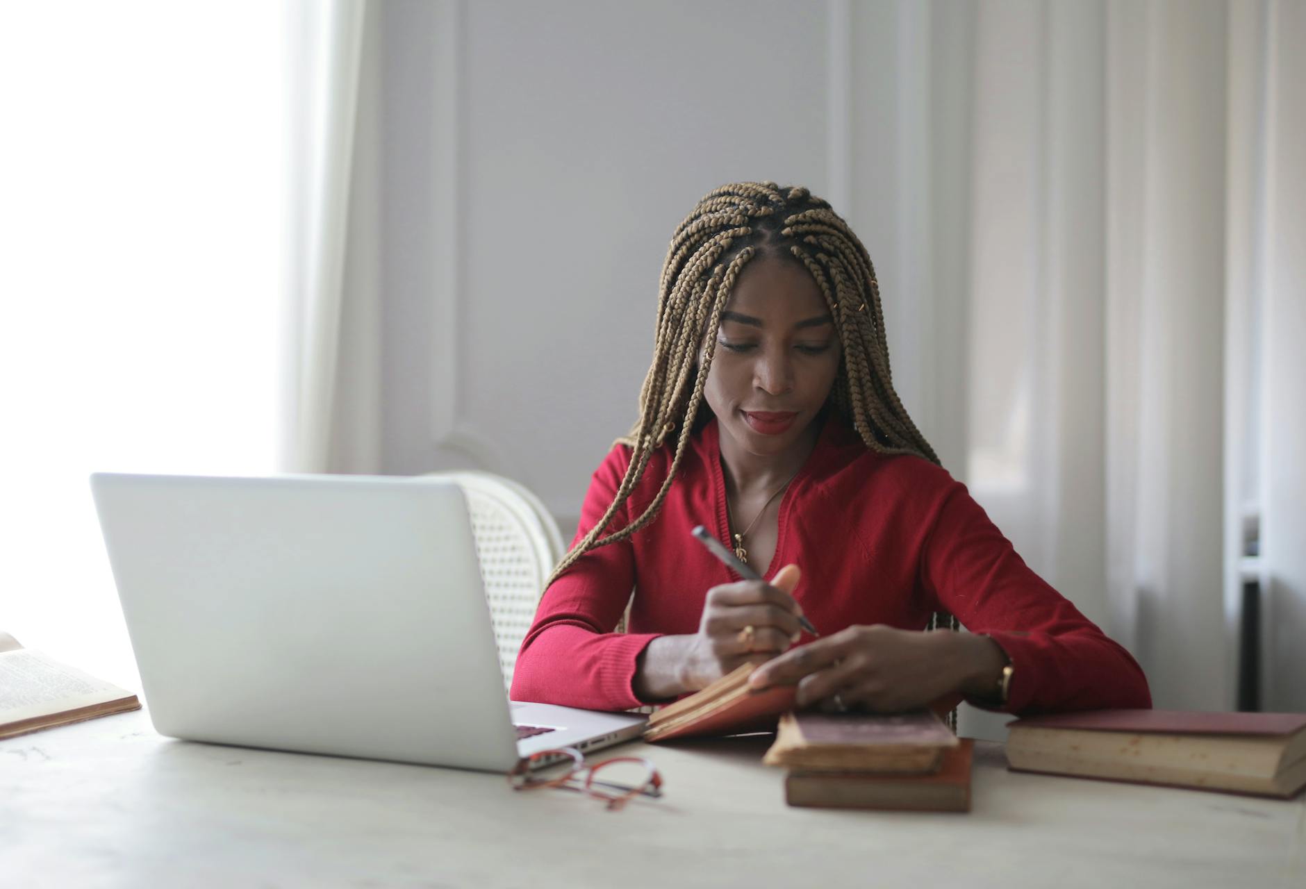 Personne en train d'écrire à son bureau avec ordinateur