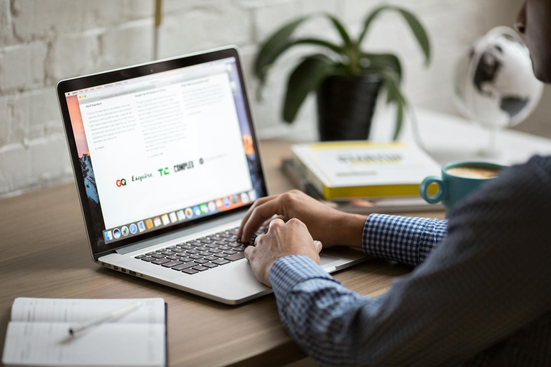 Homme travaillant sur ordinateur portable avec café