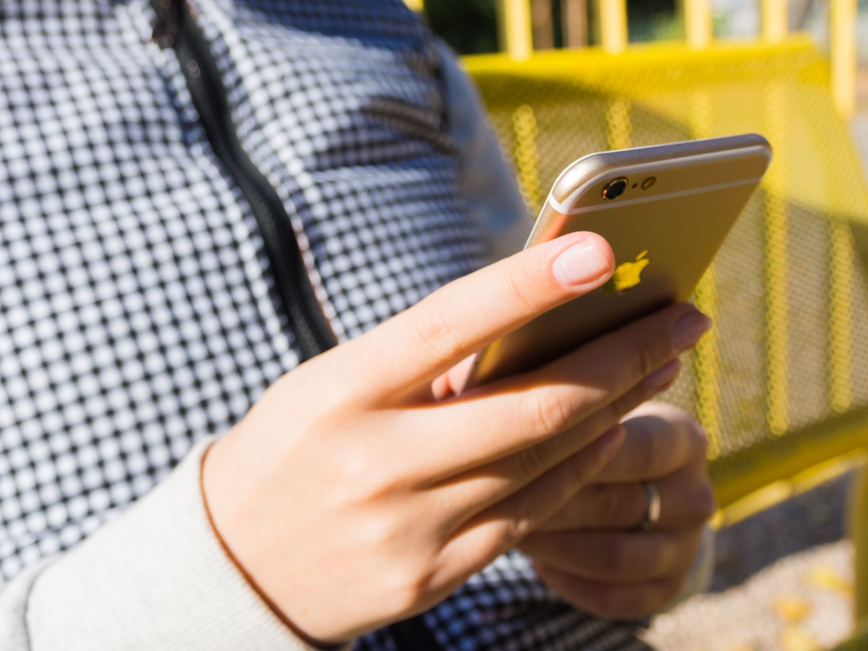 Une personne consulte les notifications de sa boîte mail sur son téléphone