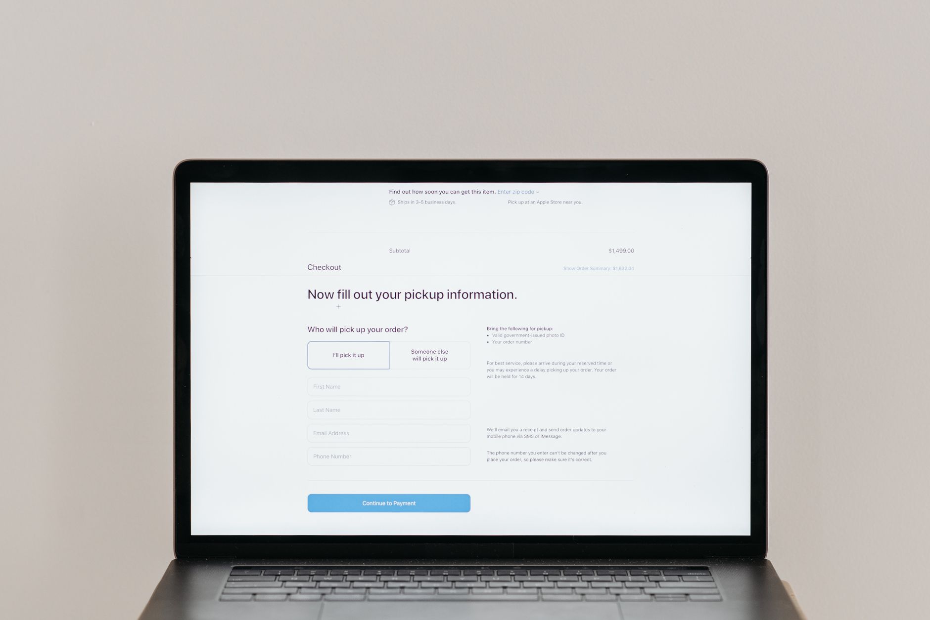 Écran d'ordinateur portable affichant un formulaire de commande en ligne, où se trouvent souvent les cases de consentement email