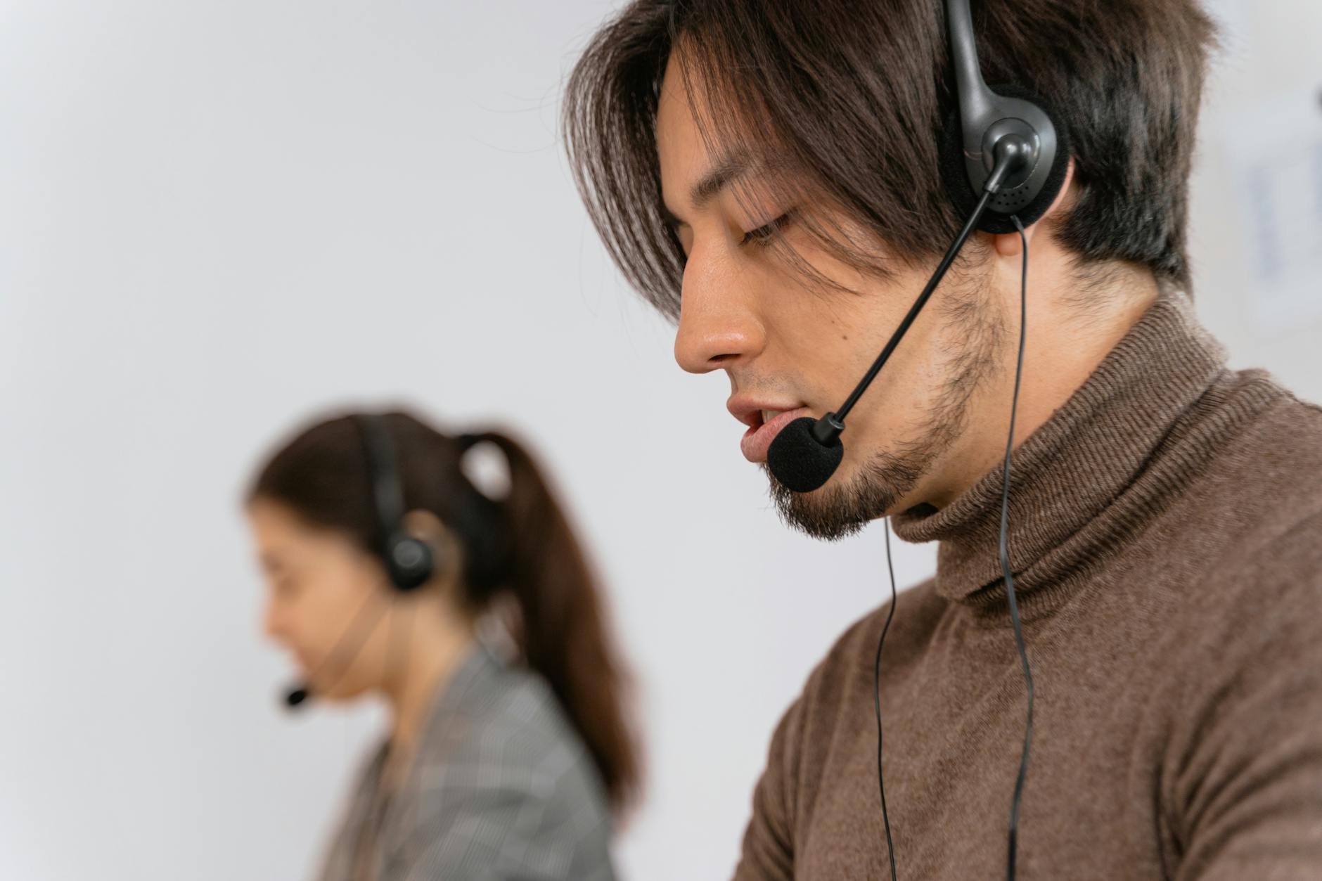Équipe de service client travaillant sur ordinateur avec casques