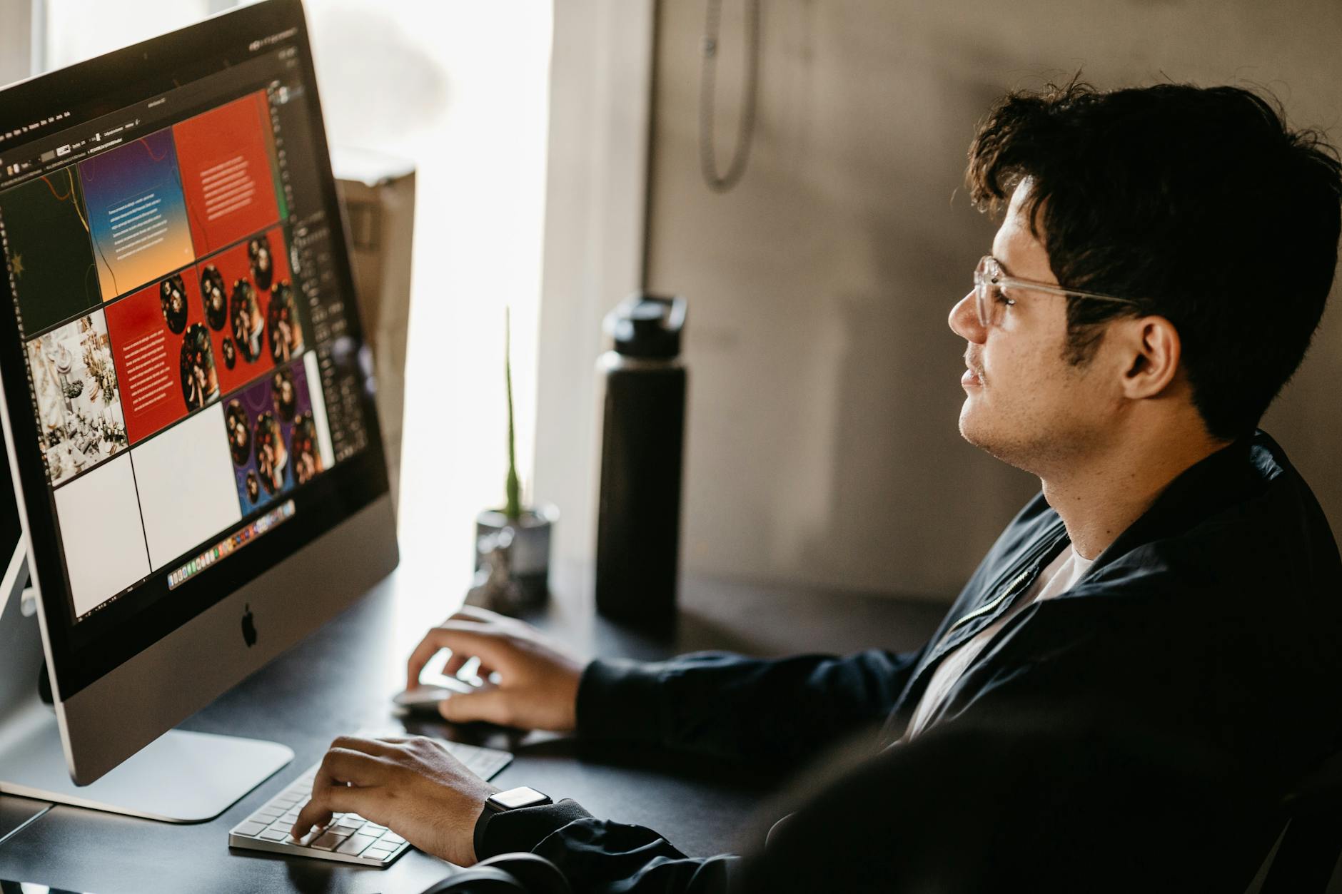 Designer créant des visuels avec des outils IA