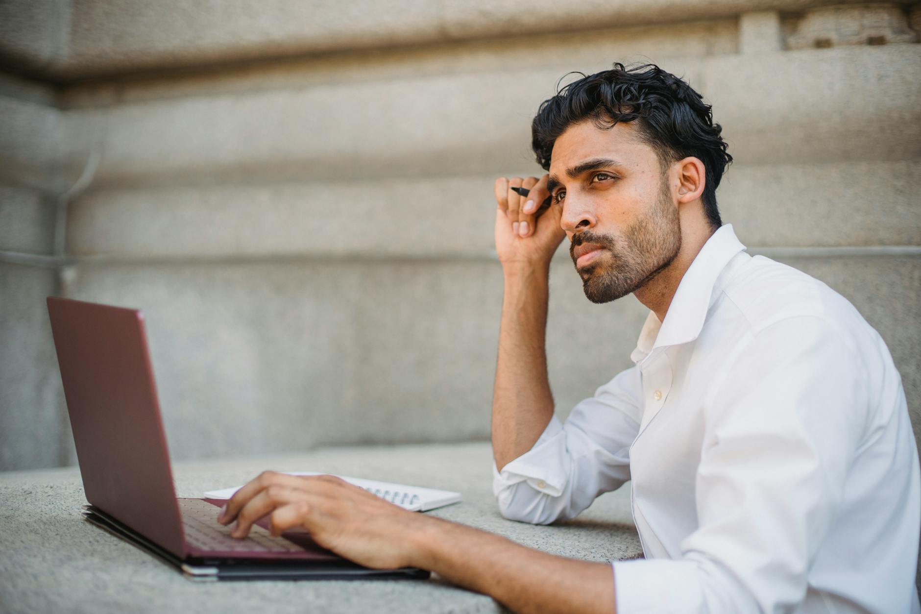 Personne concentrée travaillant sur un ordinateur portable