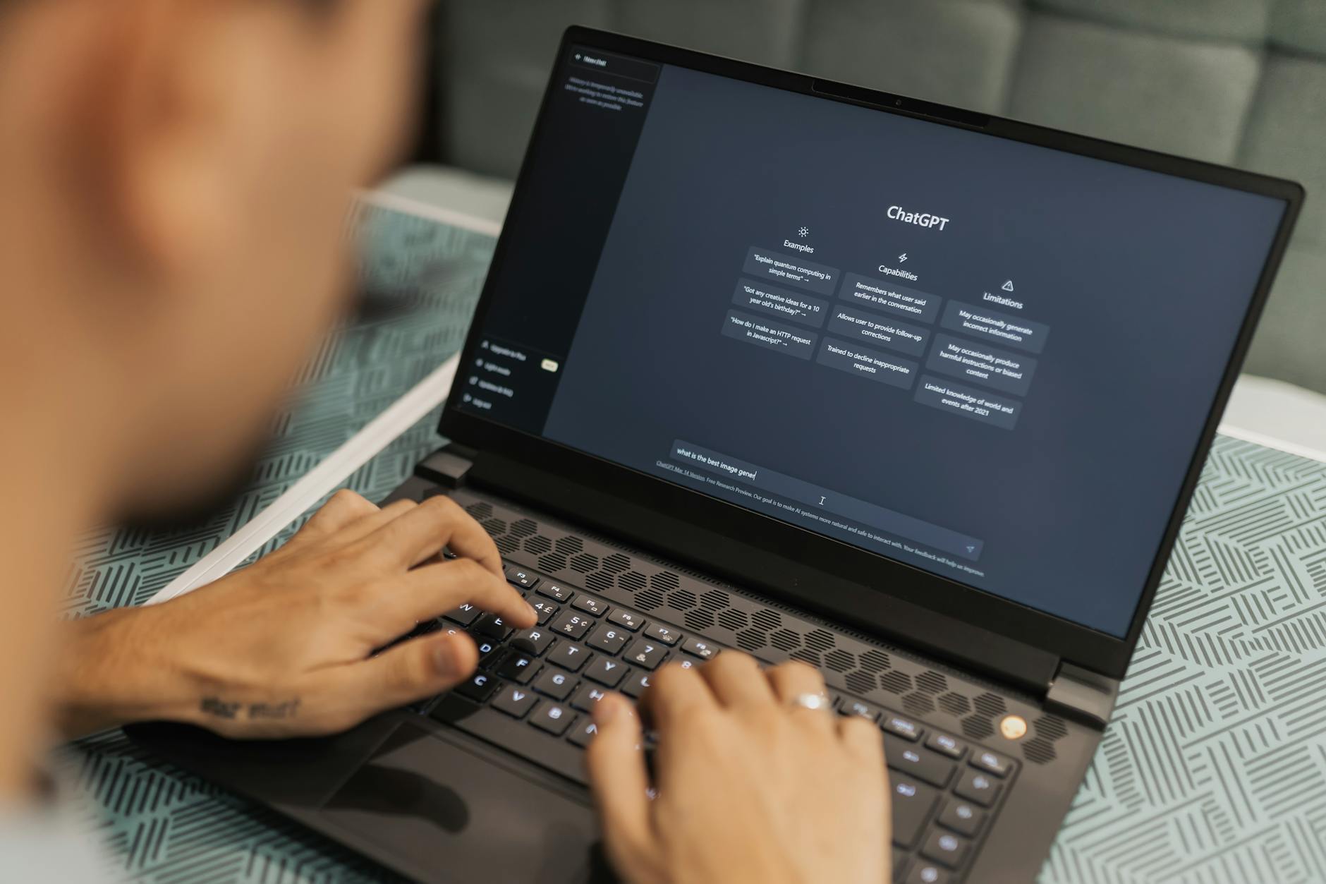 Personne tapant sur un clavier devant interface IA